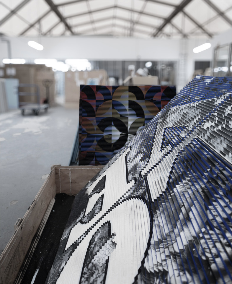 Œuvre en lamelles pliées dans l’atelier