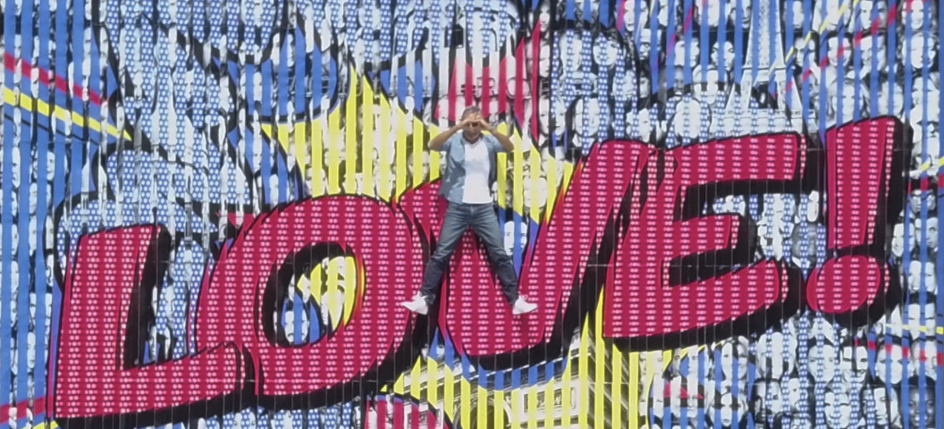 Patrick Rubinstein devant Love monumental