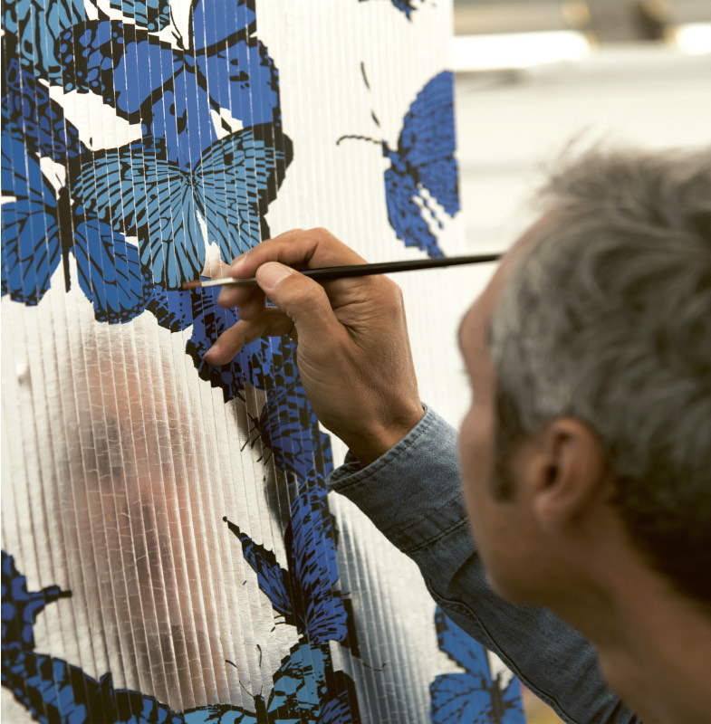 Patrick Rubinstein peignant une œuvre aux papillons bleus