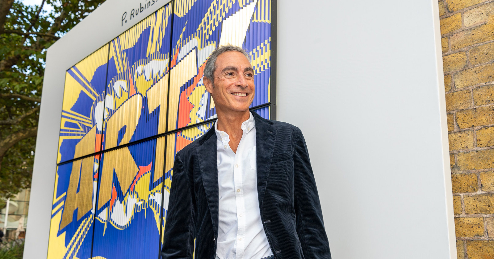 Patrick Rubinstein devant une œuvre monumentale