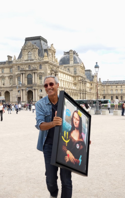 Patrick Rubinstein devant le Louvre avec une Joconde revisitée